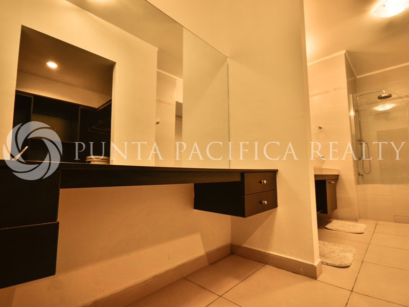 FOR RENT Panama Bay Views Minimalist Furniture Above 40th floor