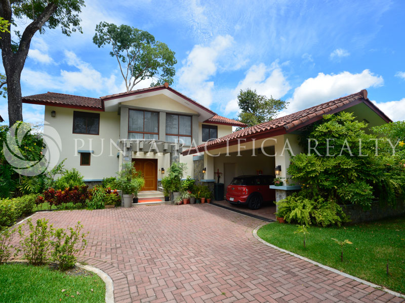 For Sale Elegant And Spacious Family Oriented Layout