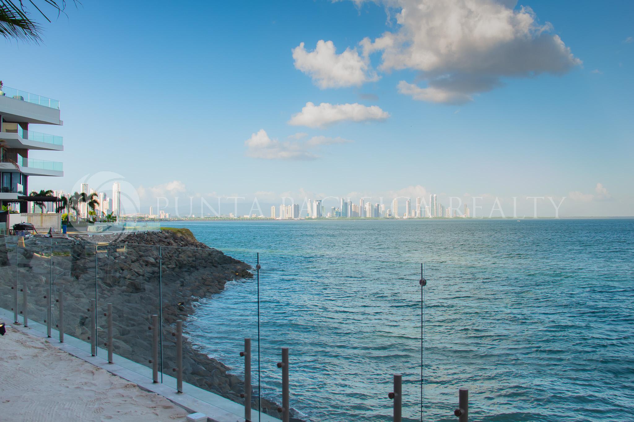 For Sale 2 Bedroom Apartament Deluxe Oceanfront Amenities