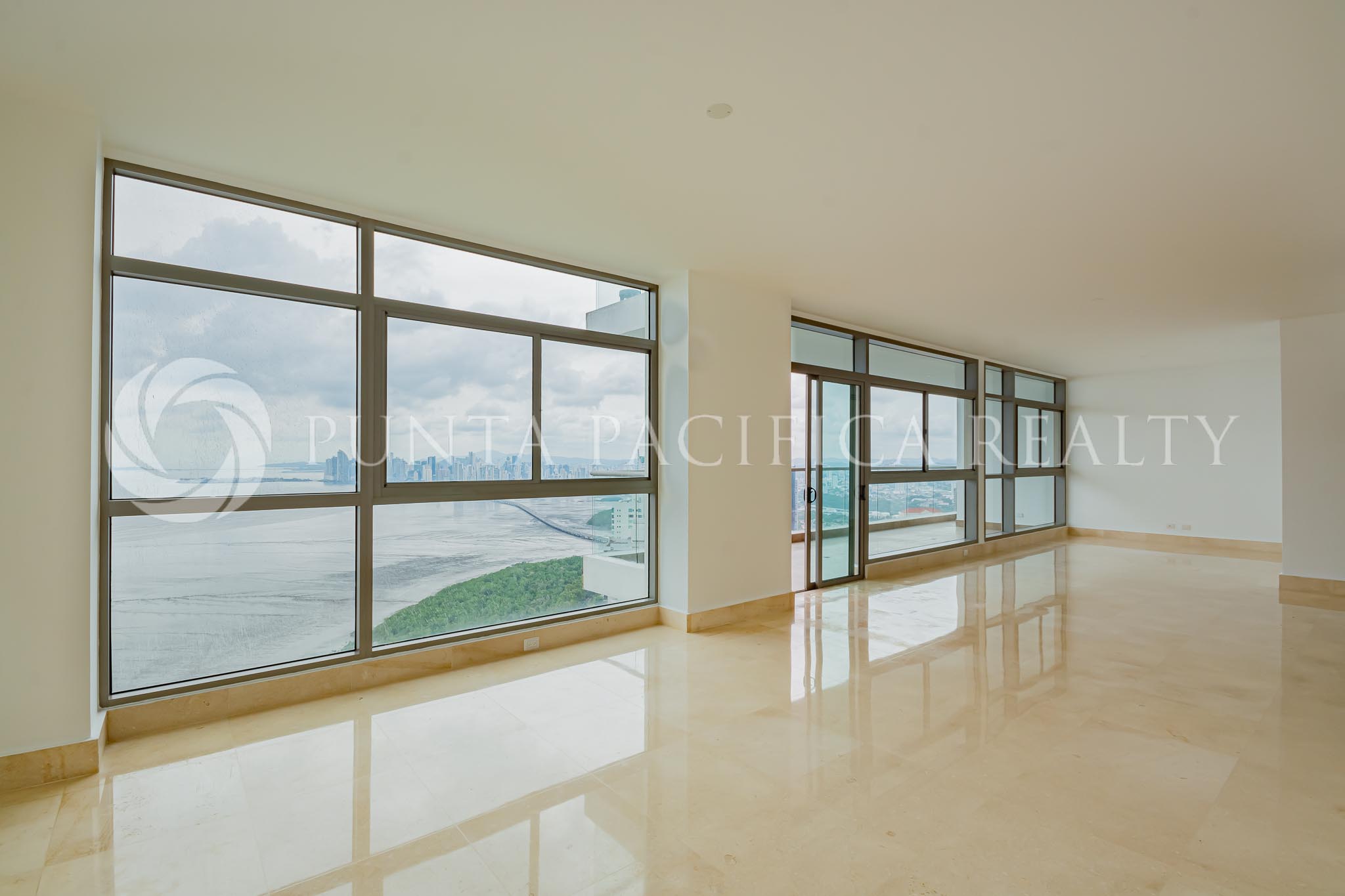 For Sale | Exclusive and Elegantly Apartment with Brilliance Design In Paramount Tower | Great For Investment | With Panoramic Views of The City and The Ocean