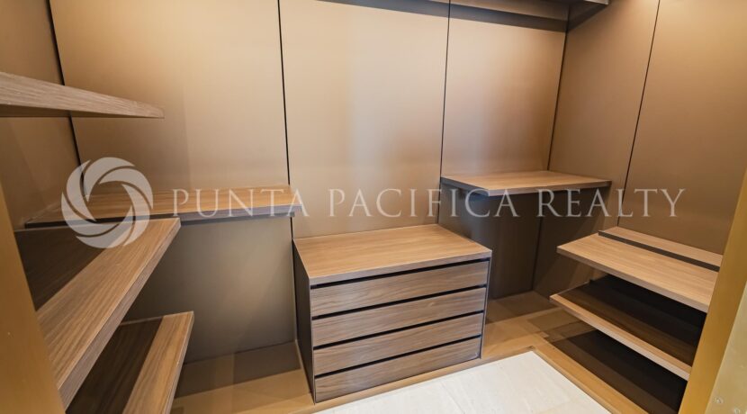 FEN2423-033Acloset#11LaMaison23A