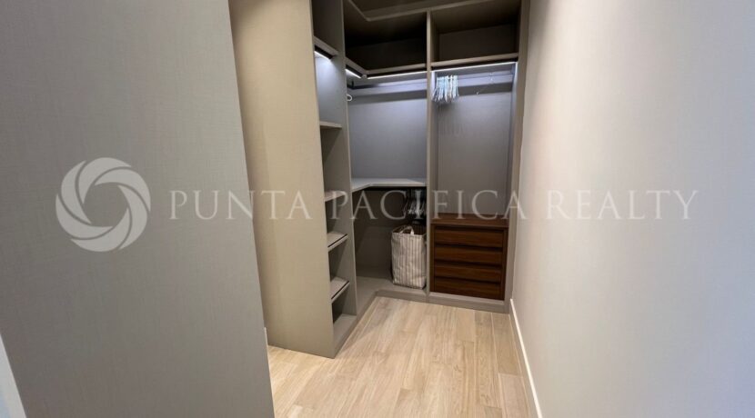 BCR240E-0501closet#4BCR
