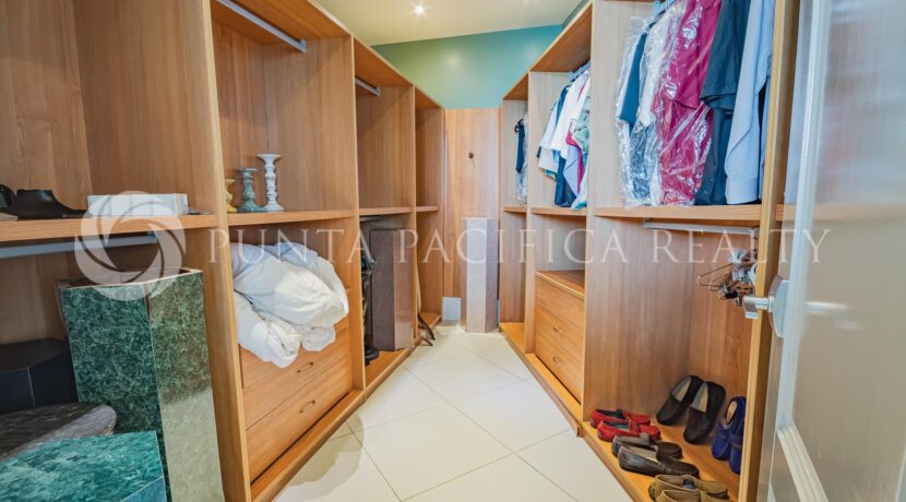 BP2444-0600#27walkingclosetBahiaP