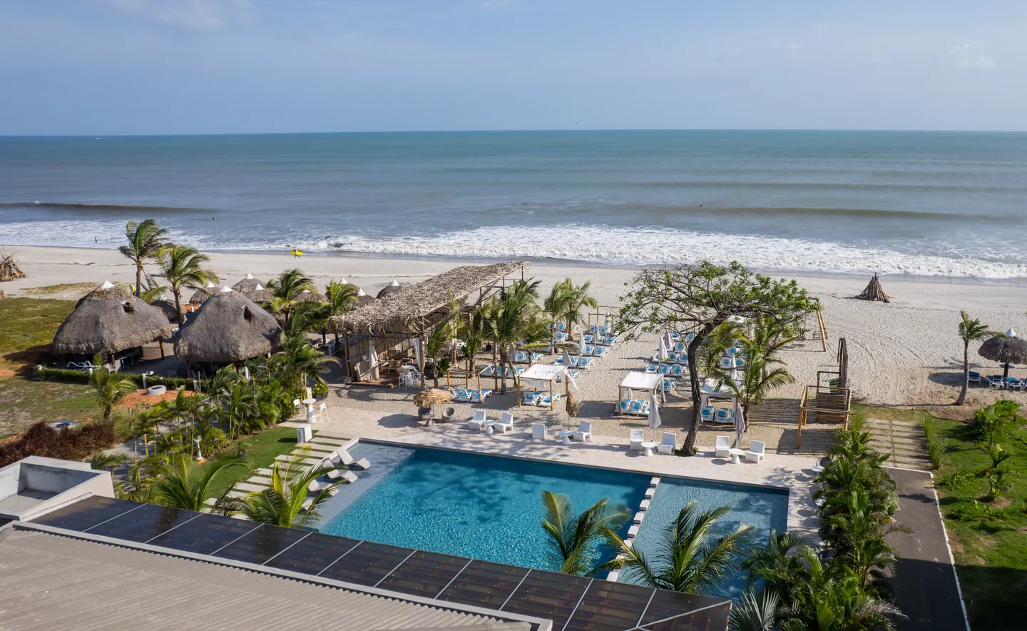 Playa Caracol piscinas frente al mar vista al océano amenidades Panamá lujo resort residencial