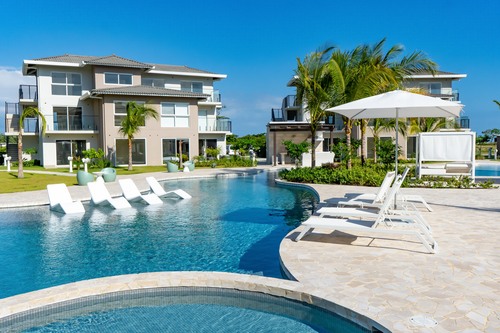 Vista frontal de las residencias de Brisas del mar con piscinas y vista al oceano
