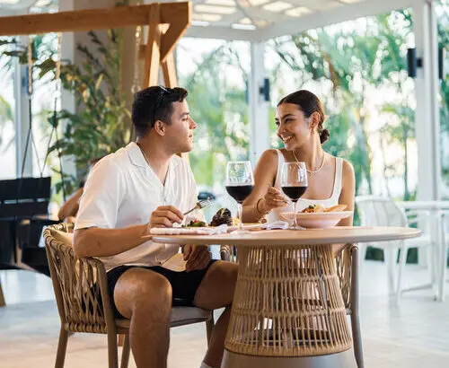 seashore-curated-amenities-couple-having-luch-on-the-beach