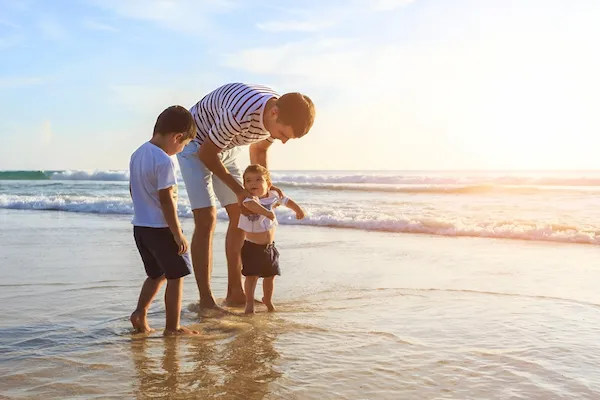 seashore-gallery-family-with-children