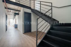 Firefly_GeminiFlash_limpio el polvo de las escaleras y el piso, para que se vea limpio al apartamento 447038