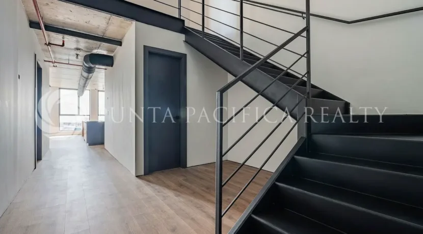 Firefly_GeminiFlash_limpio el polvo de las escaleras y el piso, para que se vea limpio al apartamento 447038