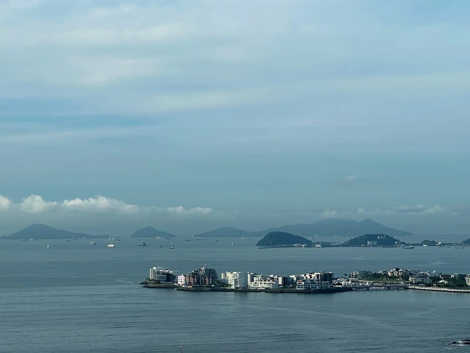 Daytime Pacific view toward Ocean Reef and the islands